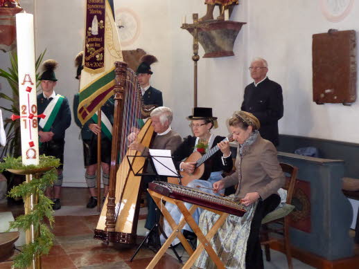 Die Familienmusik Auer mit Hansl (Harfe), Maria (Gitarre) und Vroni (Hackbrett) waren Mitgestalte